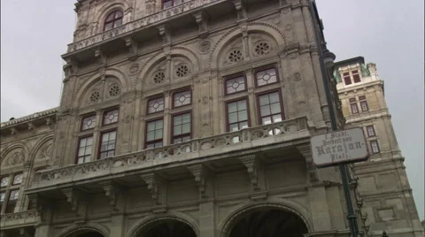 Karajan Platz sign in front of the Vienna State Opera Stock Footage 59334691