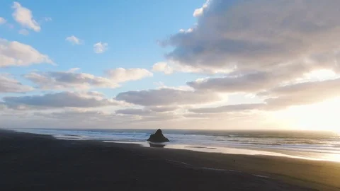 Karekare Beach ascending flight Stockbeeldmateriaal 101326142