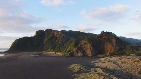 Karekare Beach flight showing the Waitakere ranges Stockbeeldmateriaal 101326192