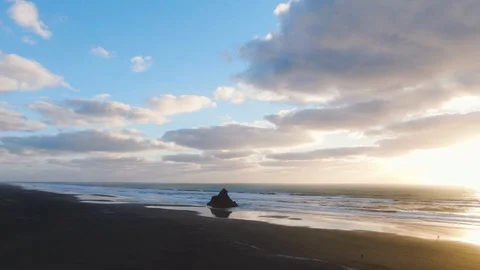 Karekare Beach flying back Stockbeeldmateriaal 101326265