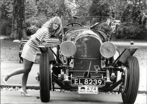 Karen Penny (21) A Computer Programmer From Bournemouth Examines A 1923 Bentley  Foto stock