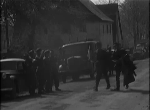 KARLSBAD - 1945: Roadside column - Uniformed men line a rural road 库存影片 343848542
