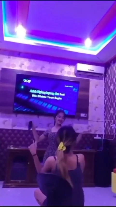 Karoke singging mood Stock Footage 209527453