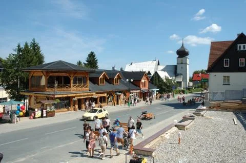 KARPACZ, POLAND - AUGUST 14: Unidentified people on main street in Karpacz ci Stock-Fotos