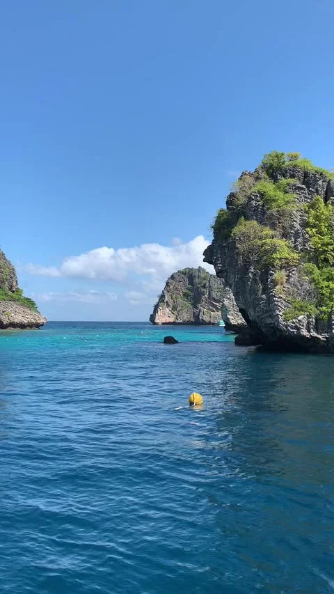 Karst formations in the Koh Haa lagoon Stock-Footage 344807083