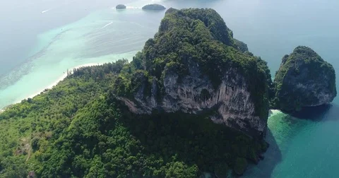 Karst island trailing a pale sand spit into calm water Vídeo Stock 71302216