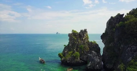 Karst pinnacle and longtail boat on clear tropical water Vídeos de archivo 71298027