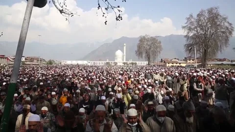 Kashmiri Muslims pray on last Friday of Mehraj-ul-Alam in Srinagar, KASHMIR, IN  Stock Footage 204007341