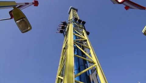 Katapult in theme park Vídeos de archivo 8524443