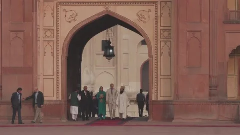 Kate wears a headscarf during visit to Badshahi Mosque in Lahore Video stock 148582601
