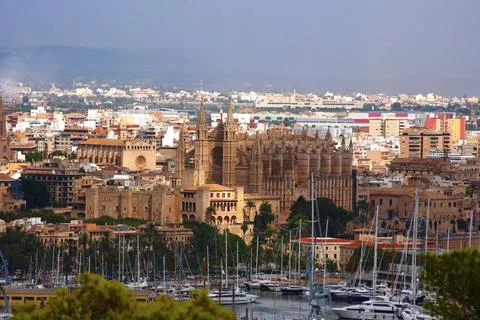 Kathedrale la seu Die Kathedrale La Seu in Palma de Mallorca vor bewölktem.. Stock Photos