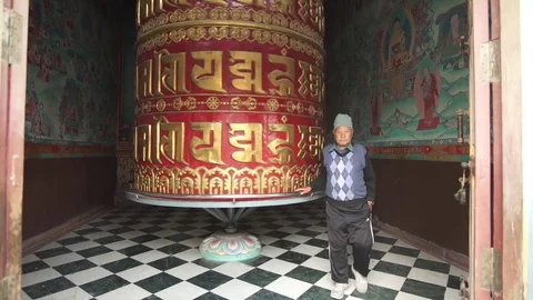 Kathmandu- old man rolling a prayer wheel Stock Footage 82525622