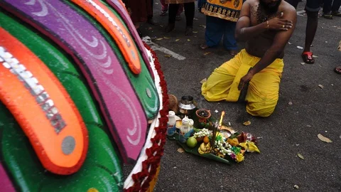 Kavadi devotion at Lorong Kulit. Vídeos de archivo 129412437