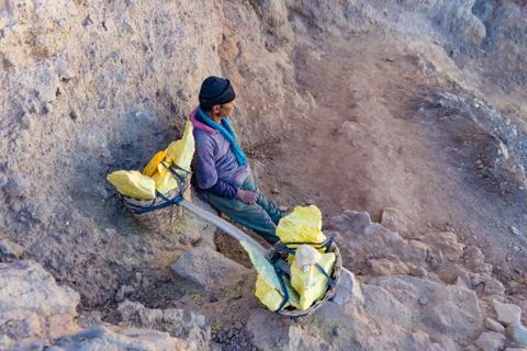 Kawa Ijen Volcano, Banyuwangi, Java Island, Indonesia - 09/09/ 2019: Indonesi 스톡 사진