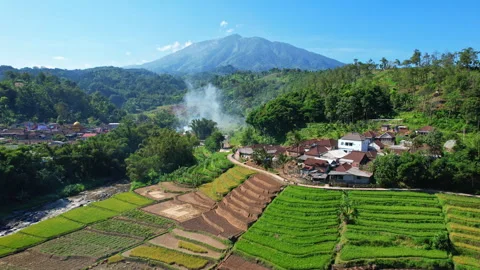 Kawi volcano mountain, from Selorejo area, Ngantang, Indonesia Vidéo 337461145