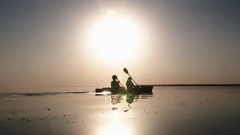 Kayak-deuce on sunset background 库存影片 94835810