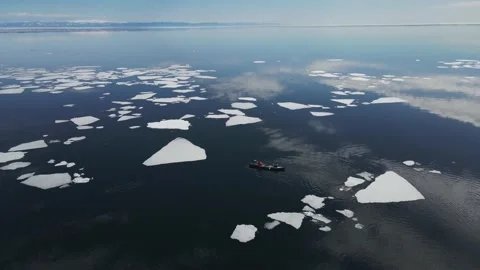 Kayak sailing between ice floes on Baikal lake in spring Video stock 180541505
