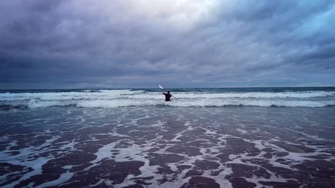 A kayaker battles through the waves Video stock 127679572