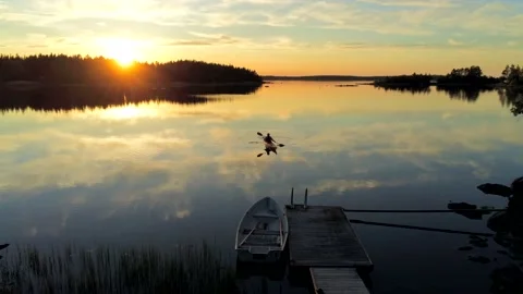 Kayaker in a beautiful sunset 2 動画素材 136021929