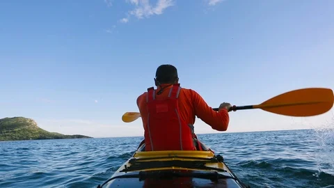Kayaker man paddling Video stock 112567025