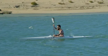 A Kayaker paddling hard. Vídeo Stock 85533941