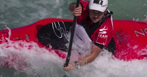 Kayaker Paddling the Rapids. Vídeo Stock 69091077