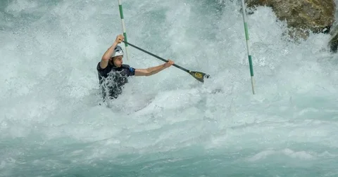 A Kayaker padles hard through the White Water. Vídeo Stock 78029162