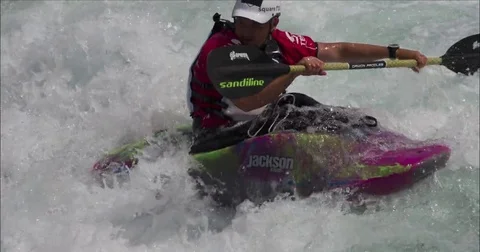 Kayaker playing in the Waves. Vídeo Stock 69094608