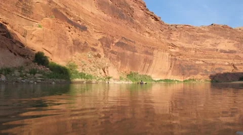 Kayaker with red cliffs on side Vídeos de archivo 56902342