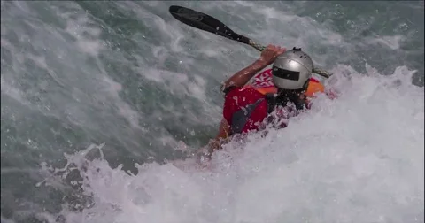 Kayaker Riding the Waves in the Rapids. Vídeos de archivo 69098094