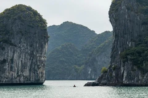 Kayaker Rowing Between Limestone Karsts in Halong Bay Vietnam Fotos Stock