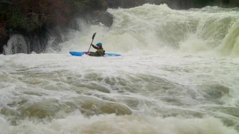 Kayaker shoots powerful waterfall Video stock 83238357