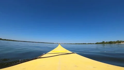 Kayaking on a calm river Vidéo 148142028