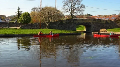 Kayaking, canoeing over Pontcysyllte Aqueduct Stock Footage 106410341