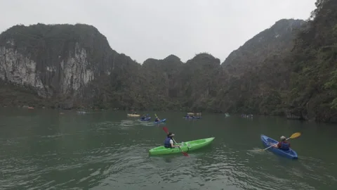 Kayaking on a cloudy day at halong bay Видео 288566385
