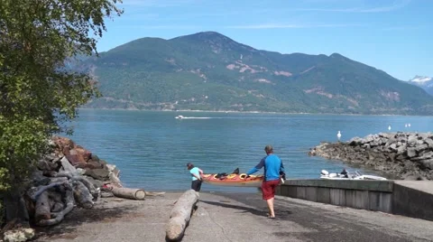 Kayaking couple 動画素材 55617159