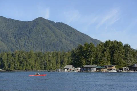 Kayaking in front of float homes, Tofino. Foto stock