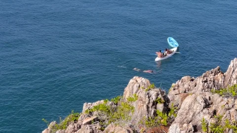 Kayaking near the cliff 動画素材 77528508