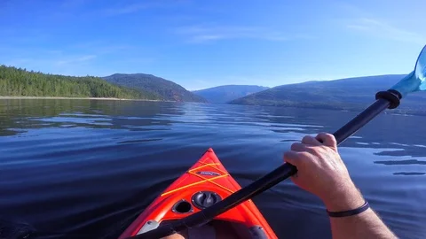 Kayaking on prestine lake in Canada Vidéo gratuite 81156798