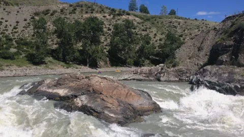 Kayaking on the rapids of a mountain river with paddles. Extreme sport. Stock-Footage 237026229