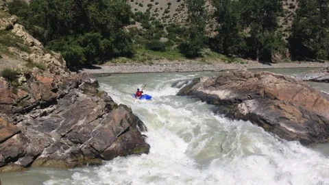 Kayaking on the rapids of a mountain river with paddles. Extreme sport. Stock-Footage 237026253