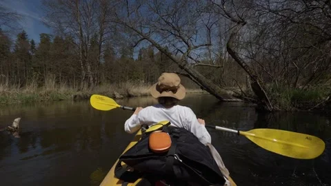 Kayaking on a river in Poland. Slow motion. Maćkowa Ruda, Poland - May 1, 2026 库存影片 334127050