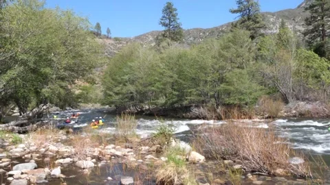Kayaks in river rapids Stockbeeldmateriaal 153947922