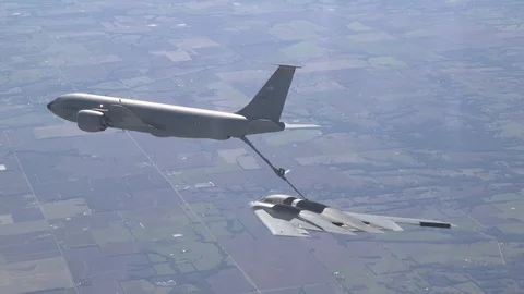 KC-135 conducts in-flight refueling with B-2 Bomber Vidéo 111414276