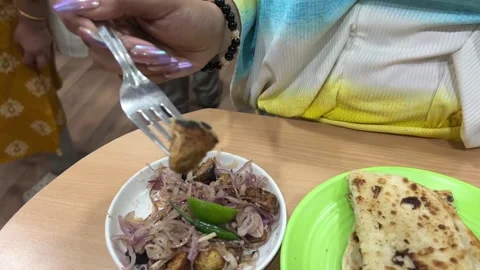 Kebab with plain paratha served in a Bengali restaurant. Vídeo Stock 266887770