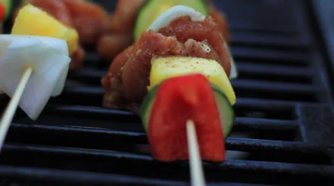 Kebabs on the BBQ Grill Pan Flame 库存影片 39783090