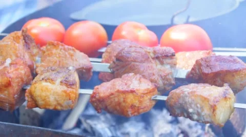 Kebabs on the grill . Pork. tomatoes Video stock 62072266