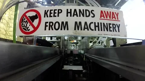 Keep hands away sign on a large automated card making machine assembly line Vidéo 40132634