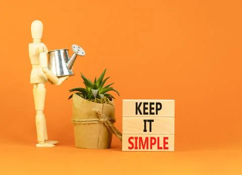 Keep it simple symbol. Concept word Keep it simple on beautiful wooden bloc.. Foto stock
