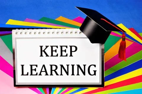 Keep learning-lettering reminder on rainbow sheets of paper for school creati Foto stock